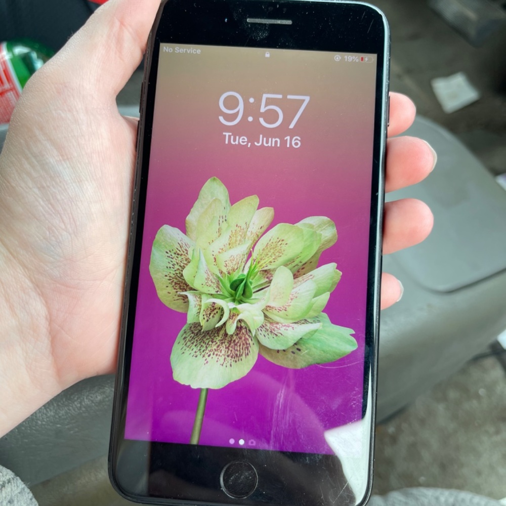 iPhone 7 Plus - Picture 2 of 3